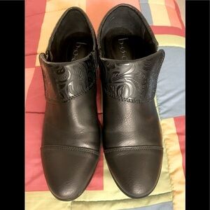 B.O.C Black Zip Etched Ankle Booties Sz 6.5